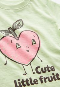 Next SHORT SLEEVE  REGULAR FIT - Apdrukāts T-krekls - green fruit character