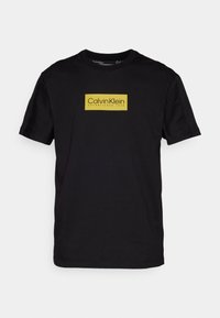 Calvin Klein RAISED RUBBER LOGO - Marškinėliai su spaudiniu - black