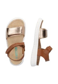Bruine en metalen sandalen met twee verstelbare bandjes, een gevoerde binnenzool en een witte rubberen zool met een gestructureerde afwerking.