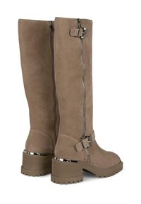 Botas altas de ante en marrón claro con cremallera lateral, detalles en metal plateado, tacón grueso y suela de goma texturizada para mayor agarre.