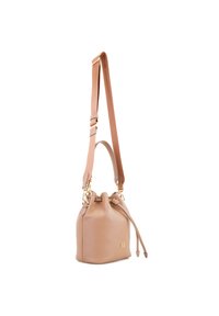 Sac seau en cuir beige clair avec une fermeture à cordon, une sangle réglable et des accessoires en métal doré. Surface texturée avec un design minimaliste.