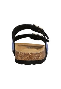 Schwarze Sandalen mit zwei verstellbaren Riemen, Korkfußbett, blauen Seitenpanelen und einer strukturierten Sohle für besseren Halt. Flaches Design geeignet für den Freizeitgebrauch.