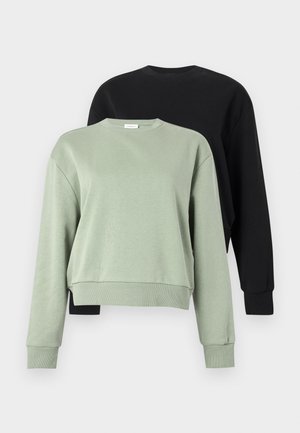 Deux sweat-shirts à manches longues avec col ras du cou superposés, celui de devant vert sauge, celui de derrière noir uni, présentés sur un fond blanc uni.