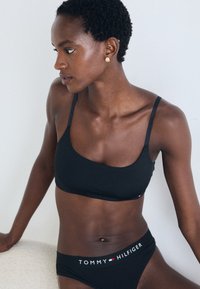 Čierny bikiny set s elegantnou braletou a tenkými ramienkami.
