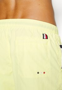 Tommy Hilfiger Fürdőnadrág - mystic yellow