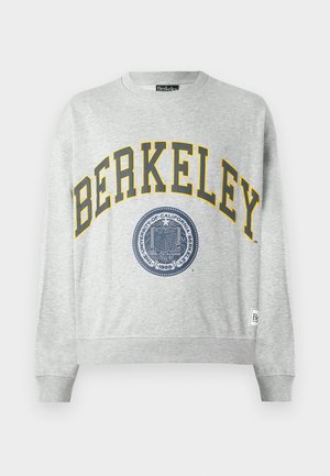 Grå hettegenser med gult "BERKELEY" trykk og et blått segl-illustrasjon. Ribbestrikkede mansjetter og kant, med en etikett på nedre venstre side.