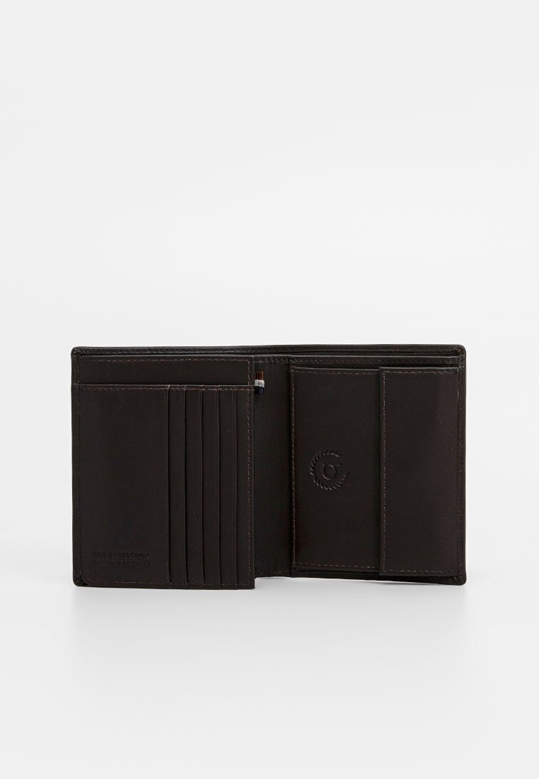 Portefeuille en cuir brun avec huit emplacements pour cartes, une poche pour carte d'identité et un logo embossé. Texture lisse et design simple, avec des accents de couture.