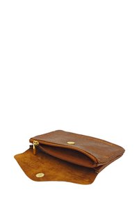 Portefeuille en cuir marron avec fermeture éclair, présentant un extérieur lisse et un intérieur en daim doux. Comprend des accents en laiton.
