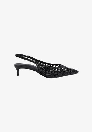 Sort slingback sko med spids tå og åben mesh-design. Har en lav hæl og glat indvendig foring. Letvægts og fleksibel tekstur.