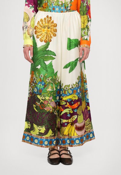 Jupe maxi à motifs floraux avec des couleurs vives, une taille élastique et un ourlet décoratif présentant diverses illustrations botaniques.