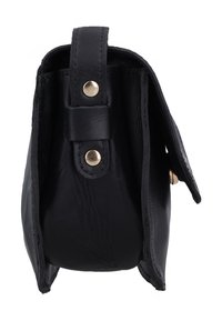 Zwarte leren tas zijaanzicht met een riem met twee metalen klinknagels en een deels open klep op een witte achtergrond.