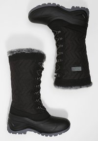 Černé zimní boty s prošívaným textilním svrškem a nadýchaným šedým kožichem. Mají šněrovací design a texturovanou černou gumovou podrážku pro lepší přilnavost.