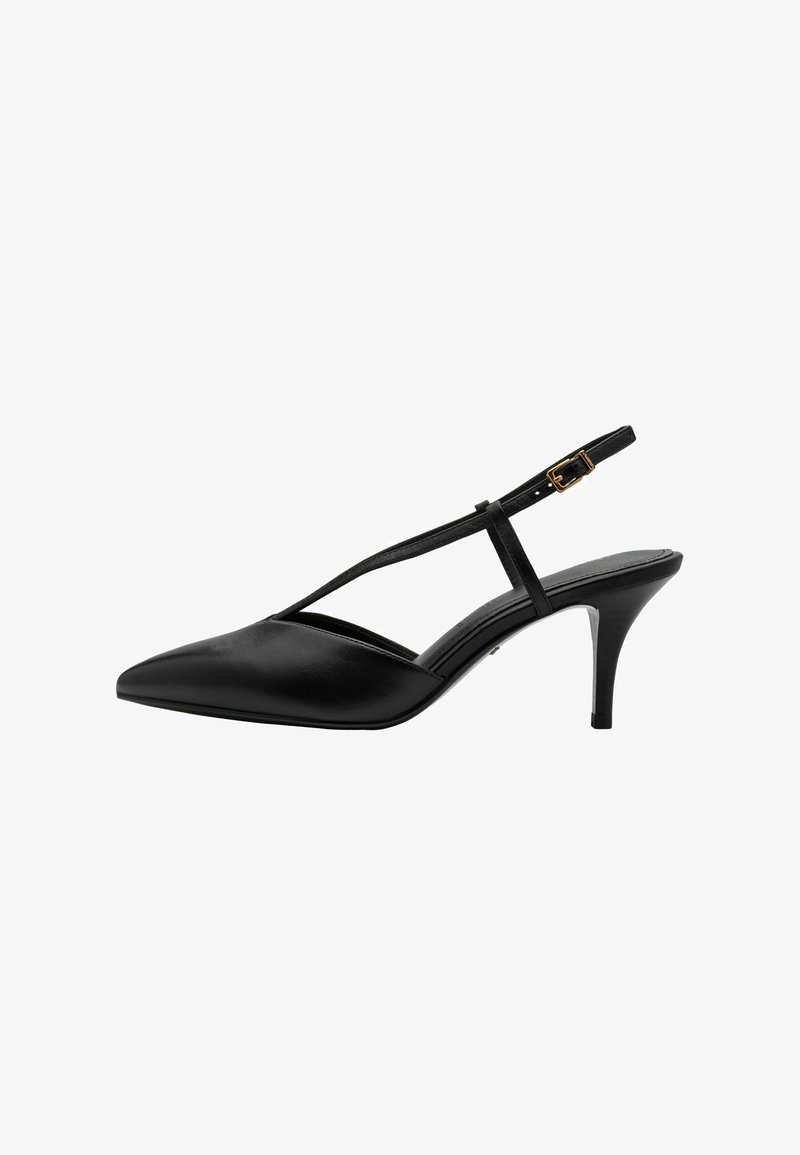 Zapato de tacón con tiras traseras y punta puntiaguda, en cuero negro, con una tira fina sobre el pie y detalle de hebilla ajustable en el tobillo.
