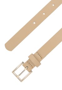 Beige læderbælte med en glat overflade, der har en rektangulær sølvmetalknop og fem justeringshuller langs remmen.