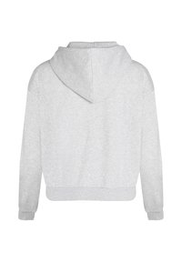 Sweat-shirt gris à capuche, avec des manches longues, des poignets côtelés et une ceinture côtelée. Le tissu semble doux avec une finition texturée.