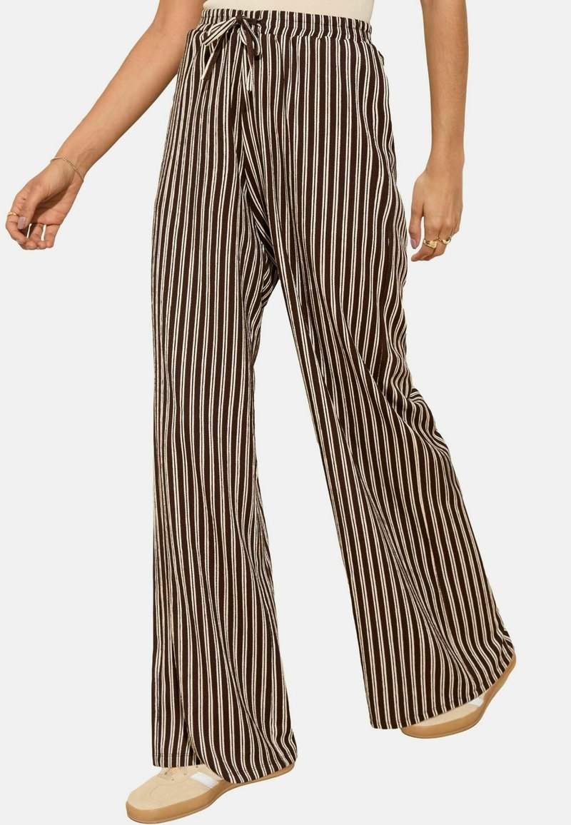 Pantalones de pierna ancha, a rayas marrones y blancas, con cintura ajustable y fabricados en un material ligero, que ofrecen un ajuste relajado.