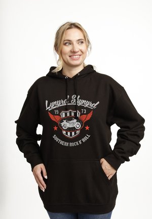 Czarna bluza z kapturem posiada graficzny design z czerwonymi akcentami, motocyklem oraz napisem "Lynyrd Skynyrd Southern Rock N' Roll." Dostępna z kieszenią z przodu.