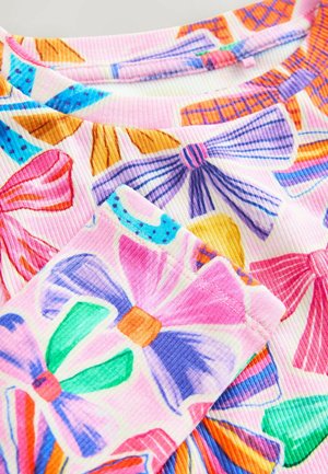 Rippstoff mit einem Muster aus bunten Schleifen in Pink, Violett, Grün, Orange und Blau auf einem hellen Hintergrund. Die Akzente umfassen verschiedene Schleifenstile.
