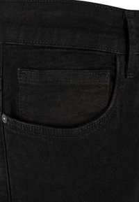 Melnas denima bikses ar struktūrētu audumu, kurām ir aizmugurējā kabata un diskrēti izšūšanas elementi. Izmantojuma dizains ir pieguļošs ar taisnu kāju.