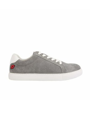 Baskets en daim gris avec semelle et lacets en caoutchouc blancs. Présente un détail en rouge sur le côté pour un intérêt visuel supplémentaire.