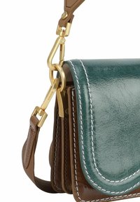 Læder crossbody taske i mørkegrøn og brun, med guldfarvet hardware, hvid syning og en klapdesign med flere rum.
