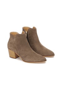 Bocanci scurți din suede maro, cu vârf ascuțit și toc din lemn stratificat. Dispune de un fermoar pe lateral pentru o îmbrăcare ușoară. Textură netedă.