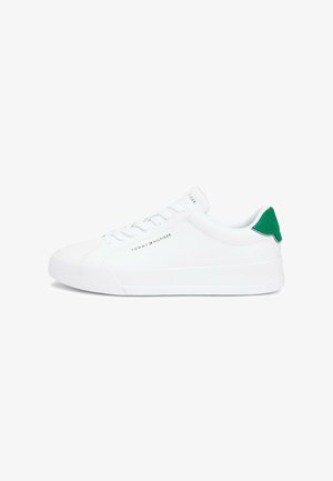 Zapatilla blanca de corte bajo con cordones blancos, lengüeta trasera verde y un pequeño logo de Tommy Hilfiger en el lateral.
