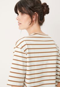 s.Oliver MIT STREIFEN - T-Shirt print - sandstein