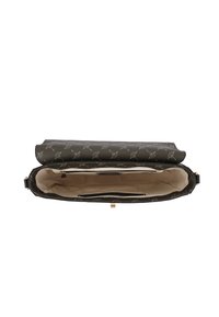 Bolso de mano negro con un patrón, superficie texturizada, parte superior abierta y interior beige. Cuenta con un bolsillo con cremallera y cierre magnético.