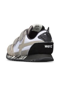 Sneaker W6YZ grigio, bianco e nero con dettaglio incrociato beige, cinturino in velcro, suola a motivo camo e linguetta nera con logo W6YZ.