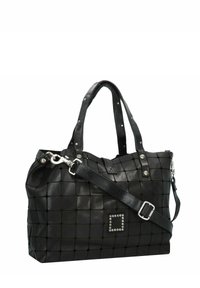 Bolso tote de cuero negro con un patrón trenzado, que presenta tachuelas plateadas, dos asas y una correa de hombro desmontable.