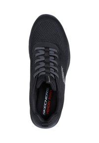 Czarny but sportowy Skechers z przewiewną cholewką z siateczki, szarymi sznurowadłami i wkładką z pianki memory. Charakterystyczne logo widoczne po boku.