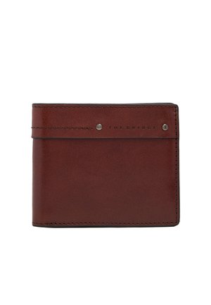Portafoglio bifold in pelle marrone con due rivetti argentati e "THE BRIDGE" impresso sulla pattina frontale.