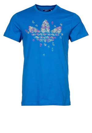 Niebieska koszulka z krótkim rękawem z kolorowym, pikselowym, geometrycznym logiem w kształcie trzech liści umieszczonym na środku klatki piersiowej.
