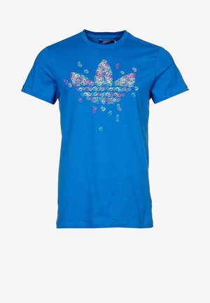 Blauw T-shirt met korte mouwen en een kleurrijk, gepixeld geometrisch logo met drie bladeren, gecentreerd op de borst.