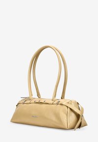 Bolso de mano de cuero amarillo con dos asas, de textura suave y con acentos en metal plateado. Presenta una forma redondeada y un cierre con cremallera.