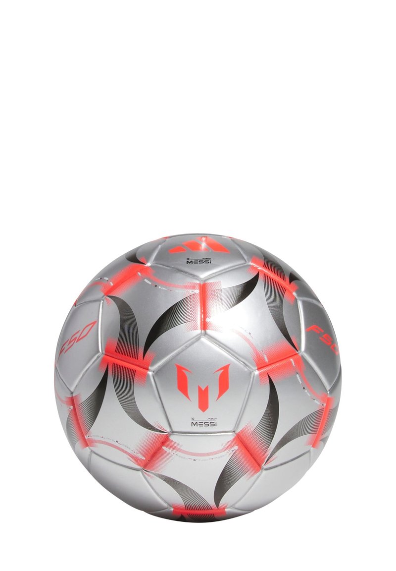 Pallone da calcio argento con accenti rossi, caratterizzato da un distintivo motivo esagonale e marchio Messi. Superficie testurizzata per una migliore presa.