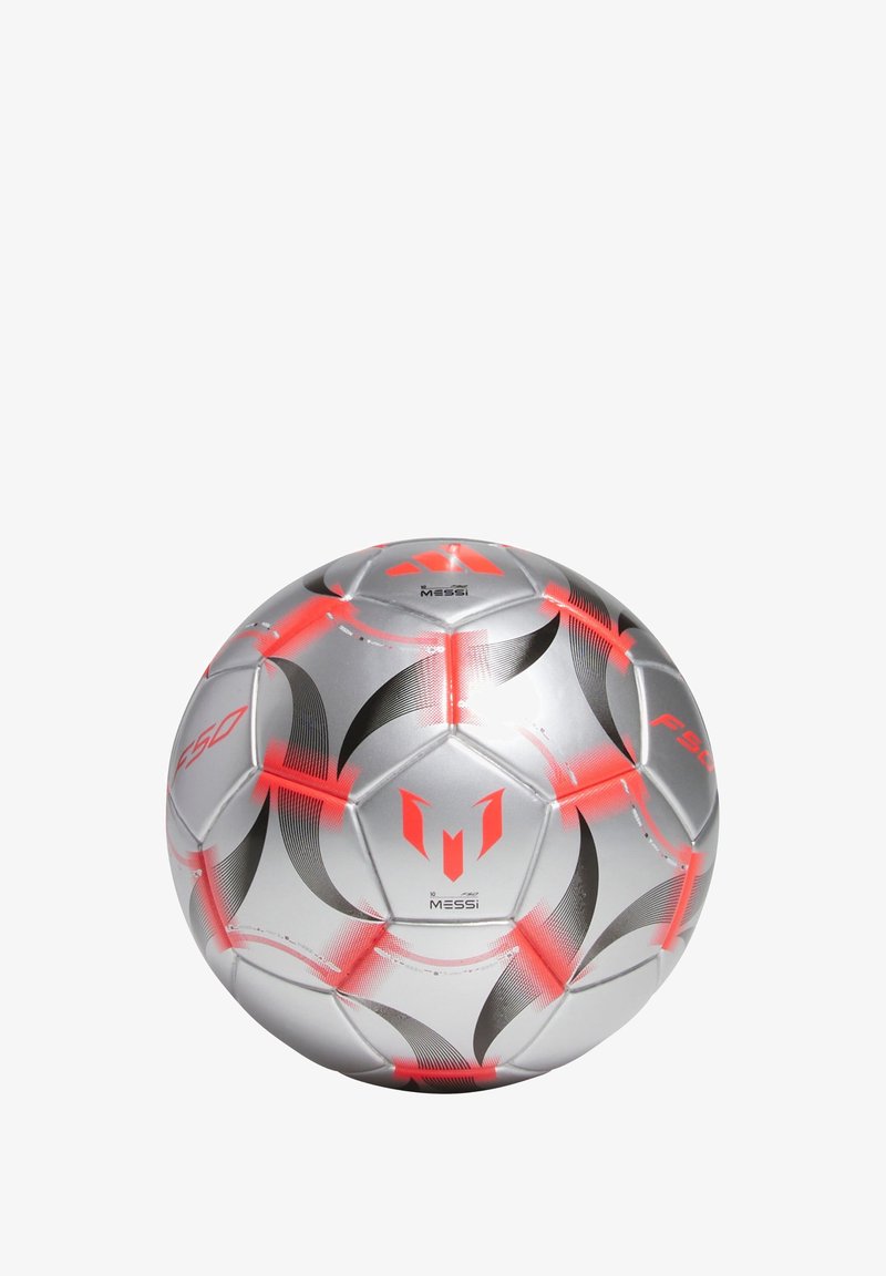 Pallone da calcio argento con accenti rossi, caratterizzato da un distintivo motivo esagonale e marchio Messi. Superficie testurizzata per una migliore presa.