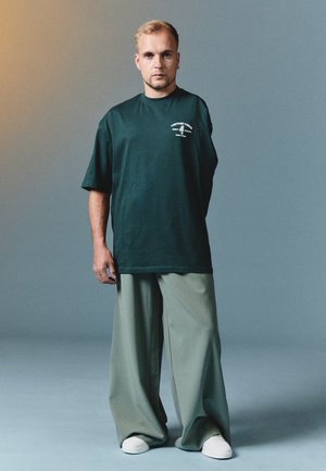 ADAPTIVE EXTREME WIDE LEG TROUSER UNISEX - Trousers - sage