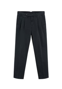 Pantalones negros de tela suave, con un diseño de pierna recta, dos pliegues en la parte delantera y una cinturilla con doble cierre de botón.