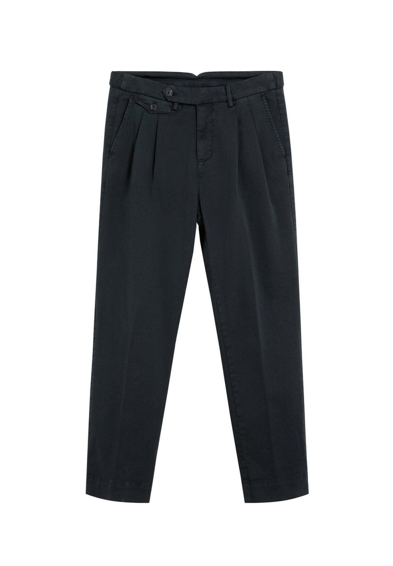 Pantalones negros de tela suave, con un diseño de pierna recta, dos pliegues en la parte delantera y una cinturilla con doble cierre de botón.