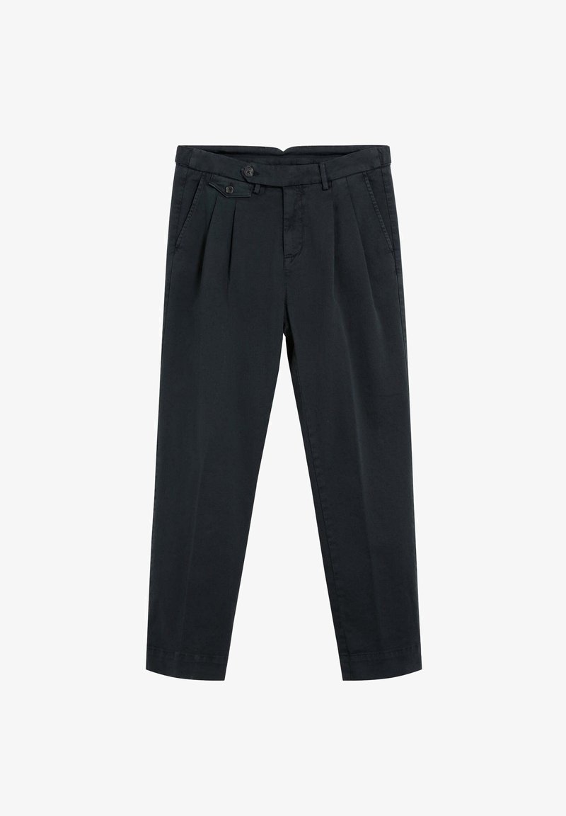 Pantalones negros de tela suave, con un diseño de pierna recta, dos pliegues en la parte delantera y una cinturilla con doble cierre de botón.