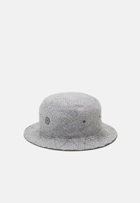 Grau gewobener Bucket Hat aus strukturiertem Stoff, mit einem dekorativen Blumenpatch und subtilen Nähten am Rand.