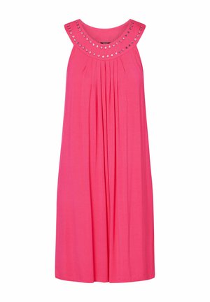 Haljina bez rukava jarke ružičaste boje s okruglim izrezom ukrašenim srebrnim zakovicama i okomitim naborima sprijeda.