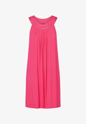 Haljina bez rukava jarke ružičaste boje s okruglim izrezom ukrašenim srebrnim zakovicama i okomitim naborima sprijeda.