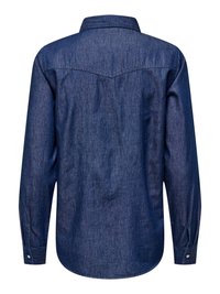 Chemise en denim bleu foncé à manches longues avec un empiècement sur le haut du dos et des poignets boutonnés, vue de dos.