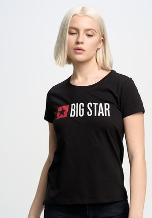 Juodas medvilnės marškinėliai su raudonu ir baltonu grafiniu piešiniu, kuriame yra tekstas "BIG STAR" ir žvaigždutės ikona. Trumpomis rankovėmis ir klasikinio apvalaus iškirpimo.