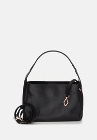 Borsa in pelle nera a superficie granulosa con manico corto e tracolla rimovibile. Presenta un accento geometrico in oro rosa e un design a apertura superiore.