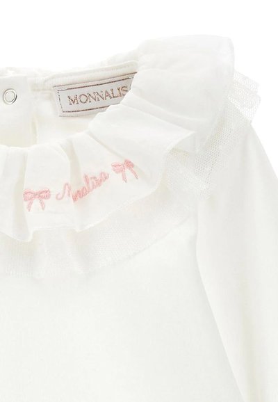 Indumenti per neonati bianchi con colletto increspato, fiocchi ricamati rosa e scritte, e chiusura con bottoni a pressione nella parte posteriore del collo.