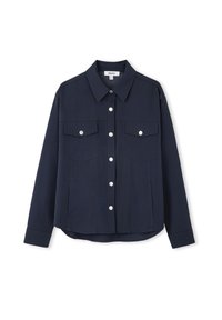 Navyblauwe overhemdjack gemaakt van stevige stof, met een kraag, twee borstzakken en een zilveren knoopsluiting aan de voorkant.